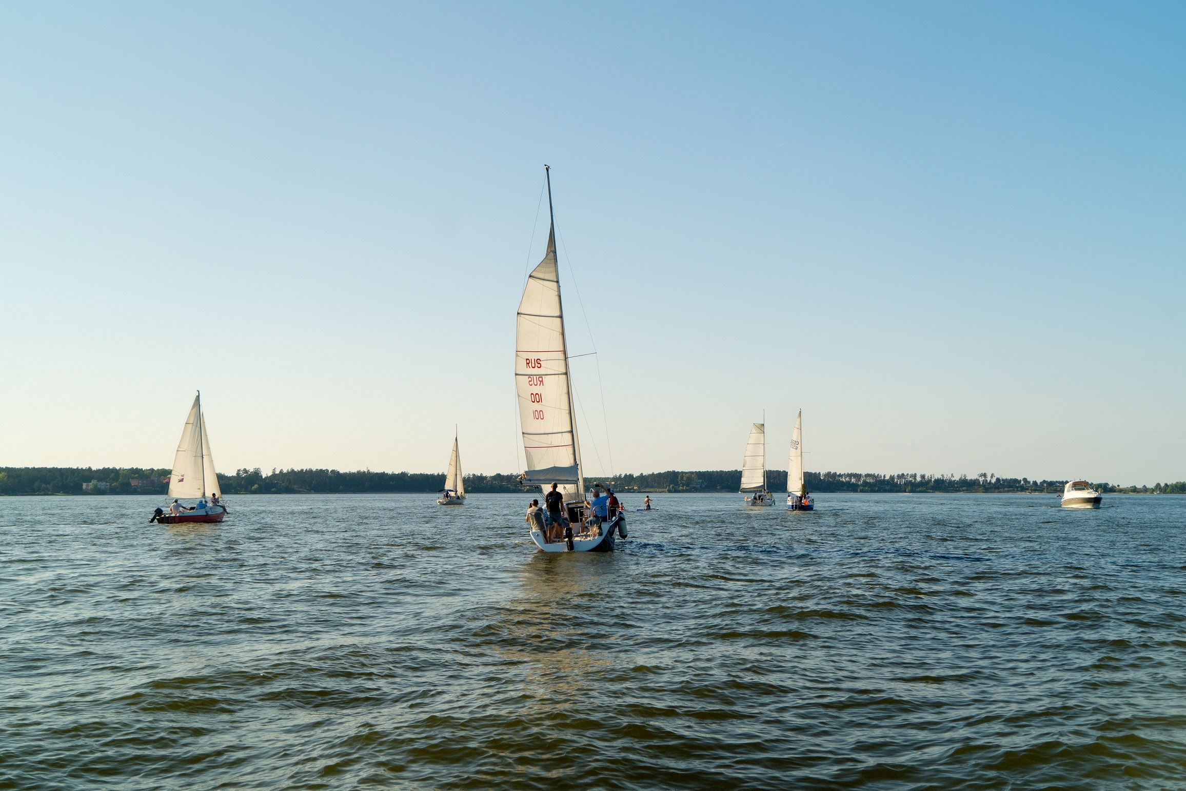 Корпоративная прогулка на нескольких парусных яхтах