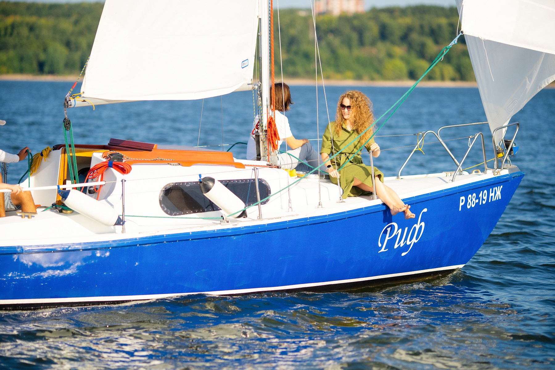 Корпоративная прогулка на нескольких парусных яхтах