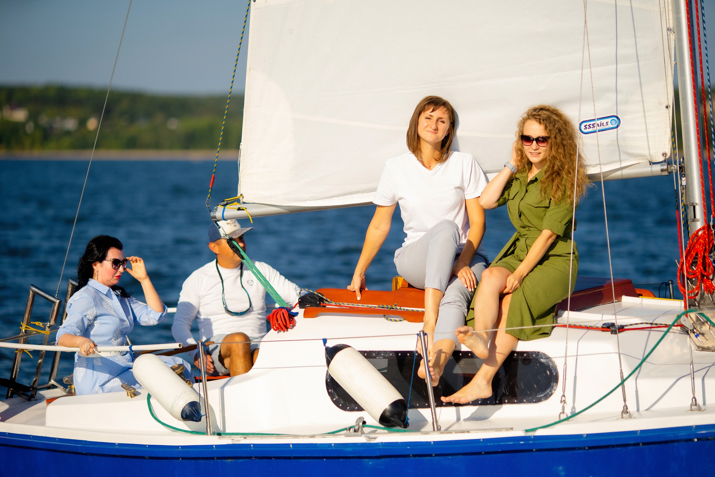 Корпоративная прогулка на нескольких парусных яхтах