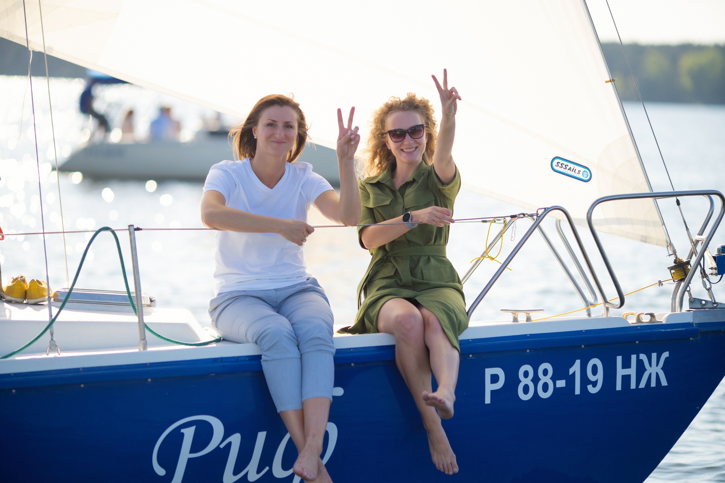 Корпоративная прогулка на нескольких парусных яхтах