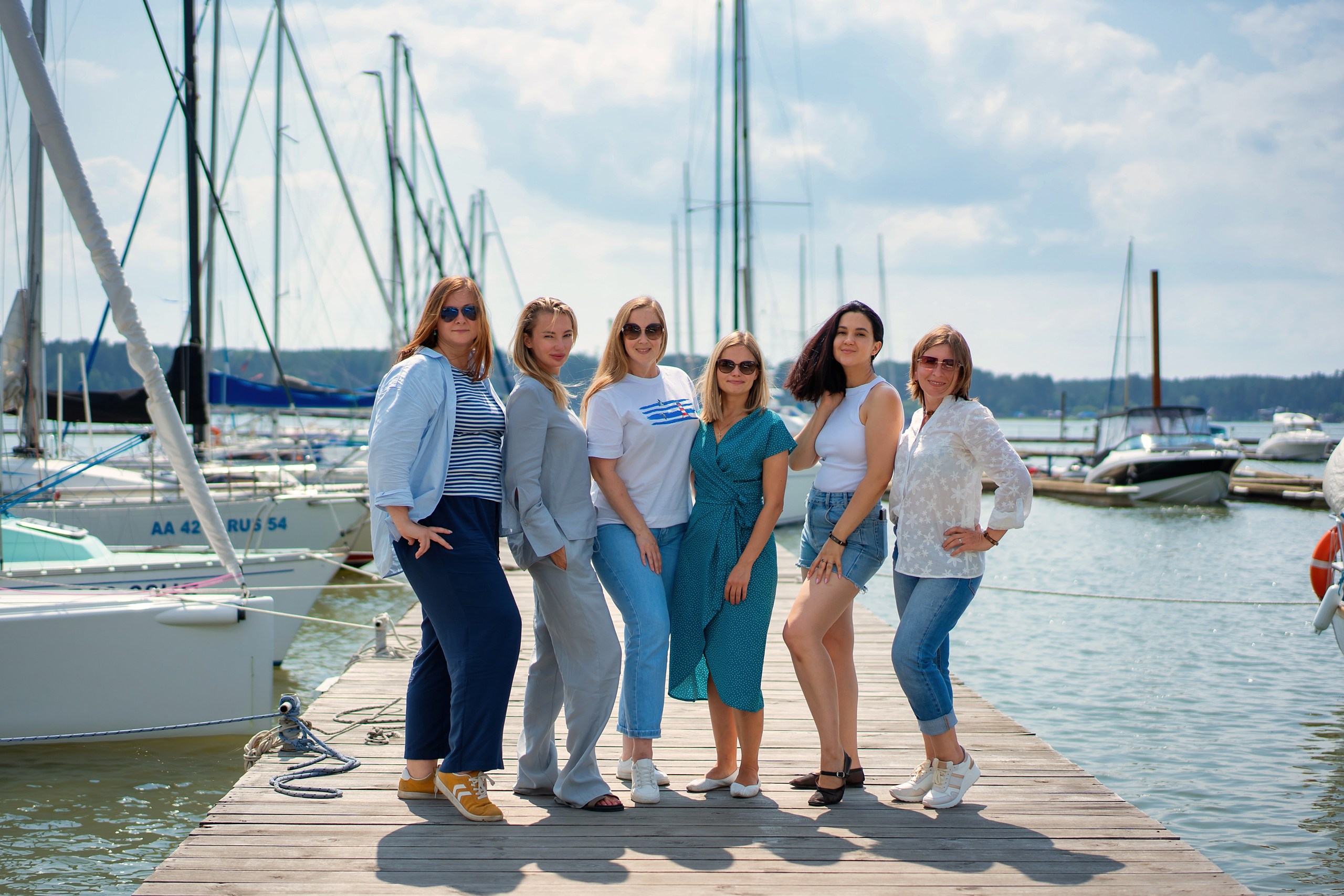 Корпоративная прогулка на нескольких парусных яхтах