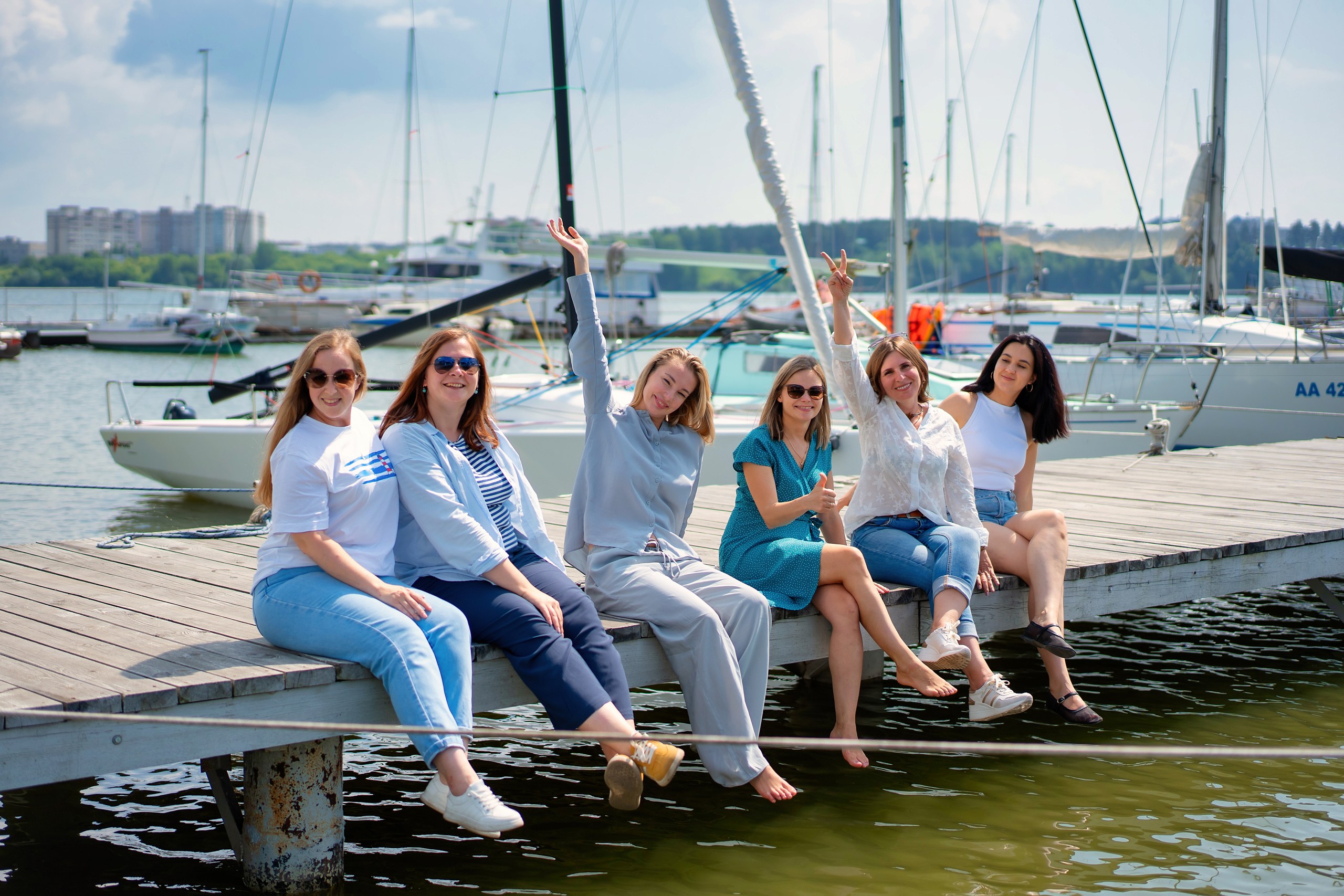 Корпоративная прогулка на нескольких парусных яхтах