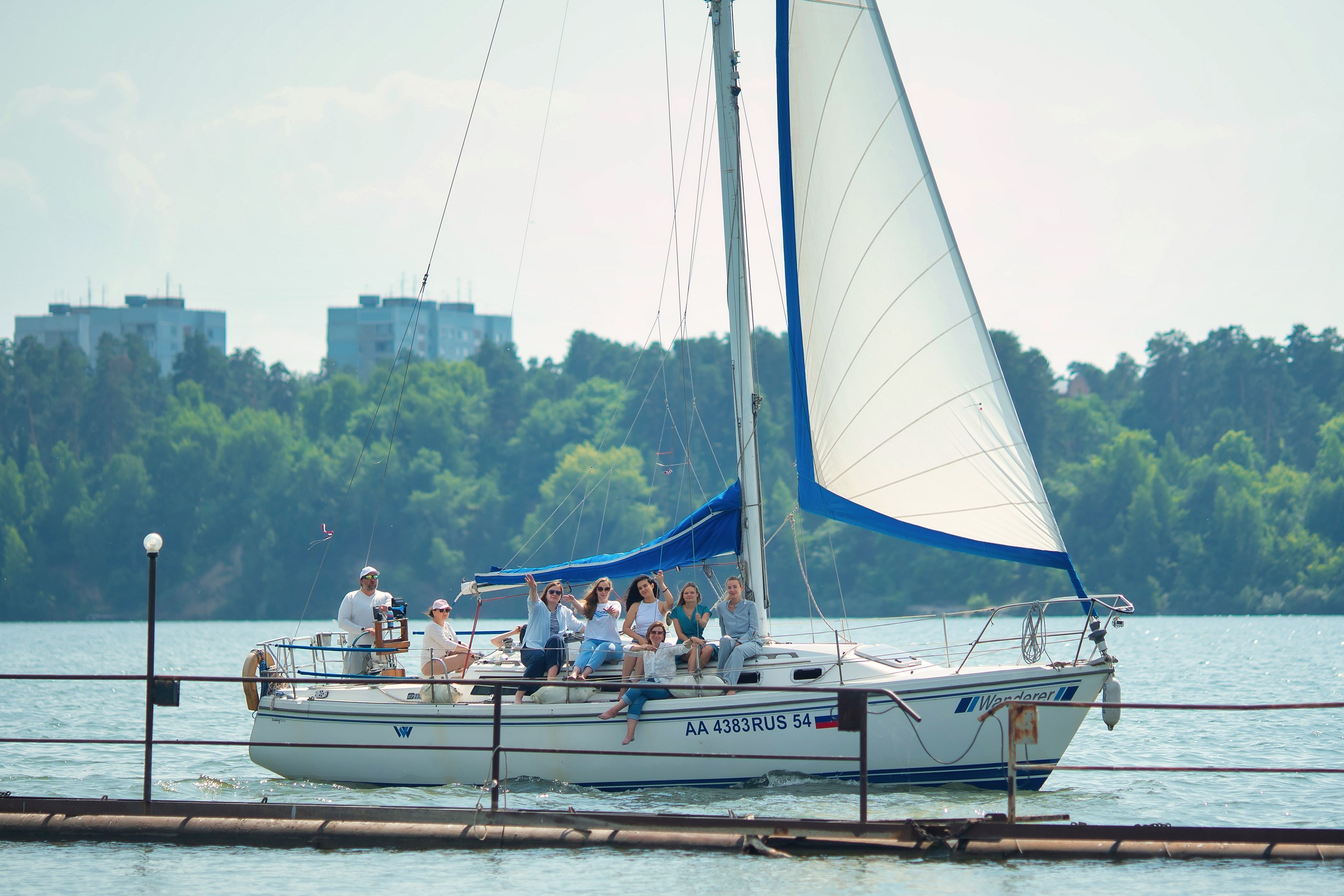 Корпоративная прогулка на нескольких парусных яхтах