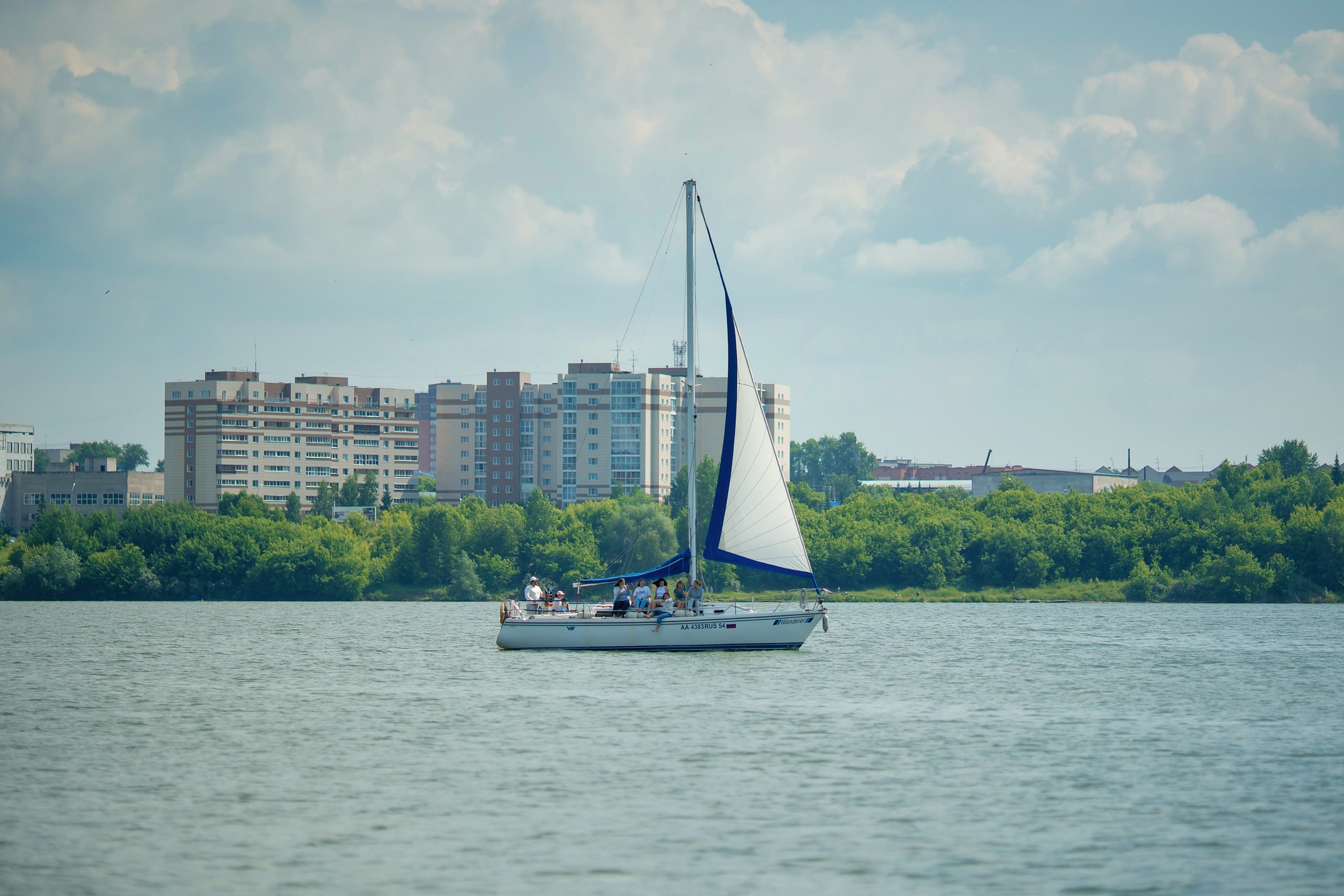 Корпоративная прогулка на нескольких парусных яхтах