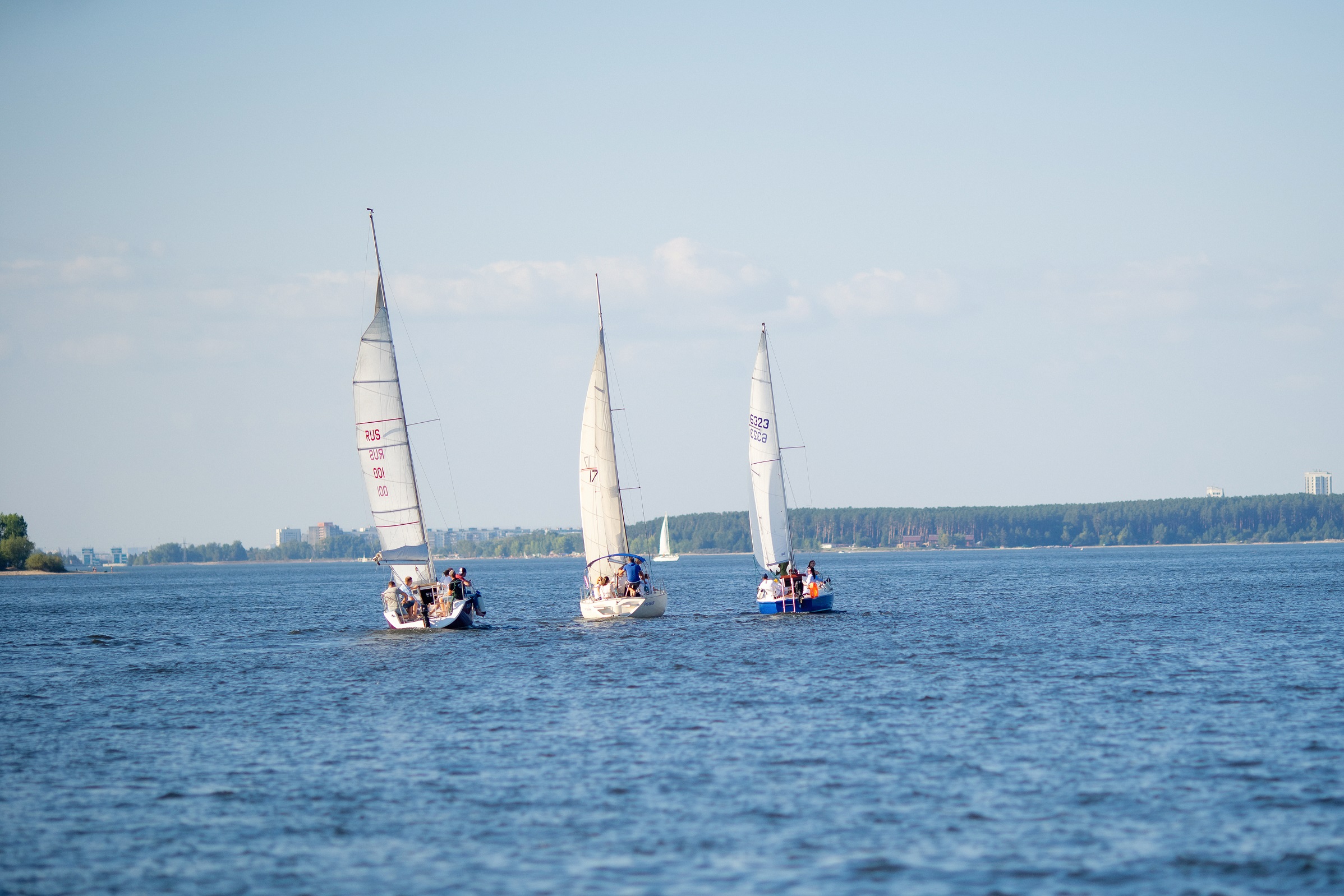 Корпоративная прогулка на нескольких парусных яхтах