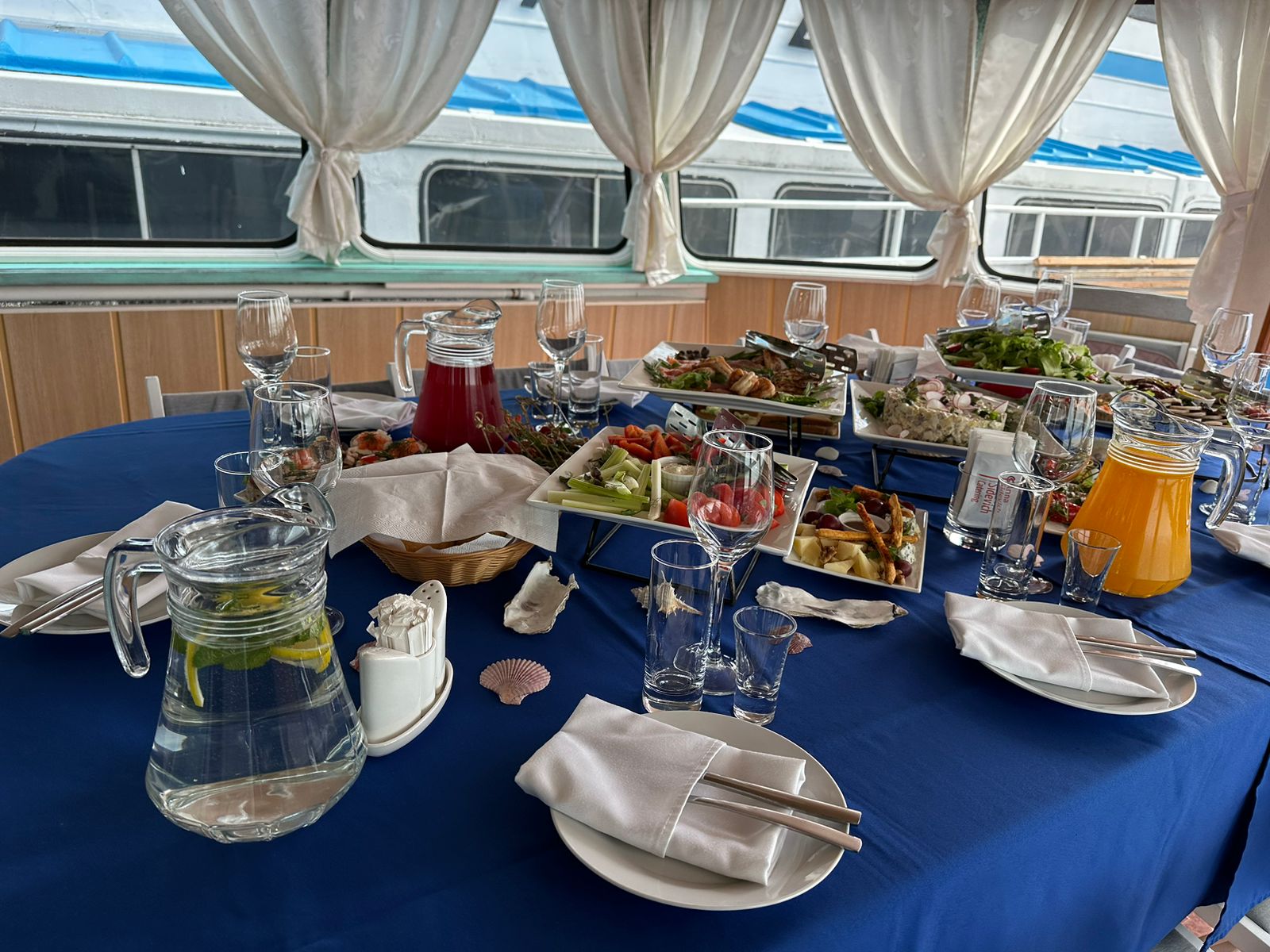 Корпоративная прогулка на нескольких парусных яхтах