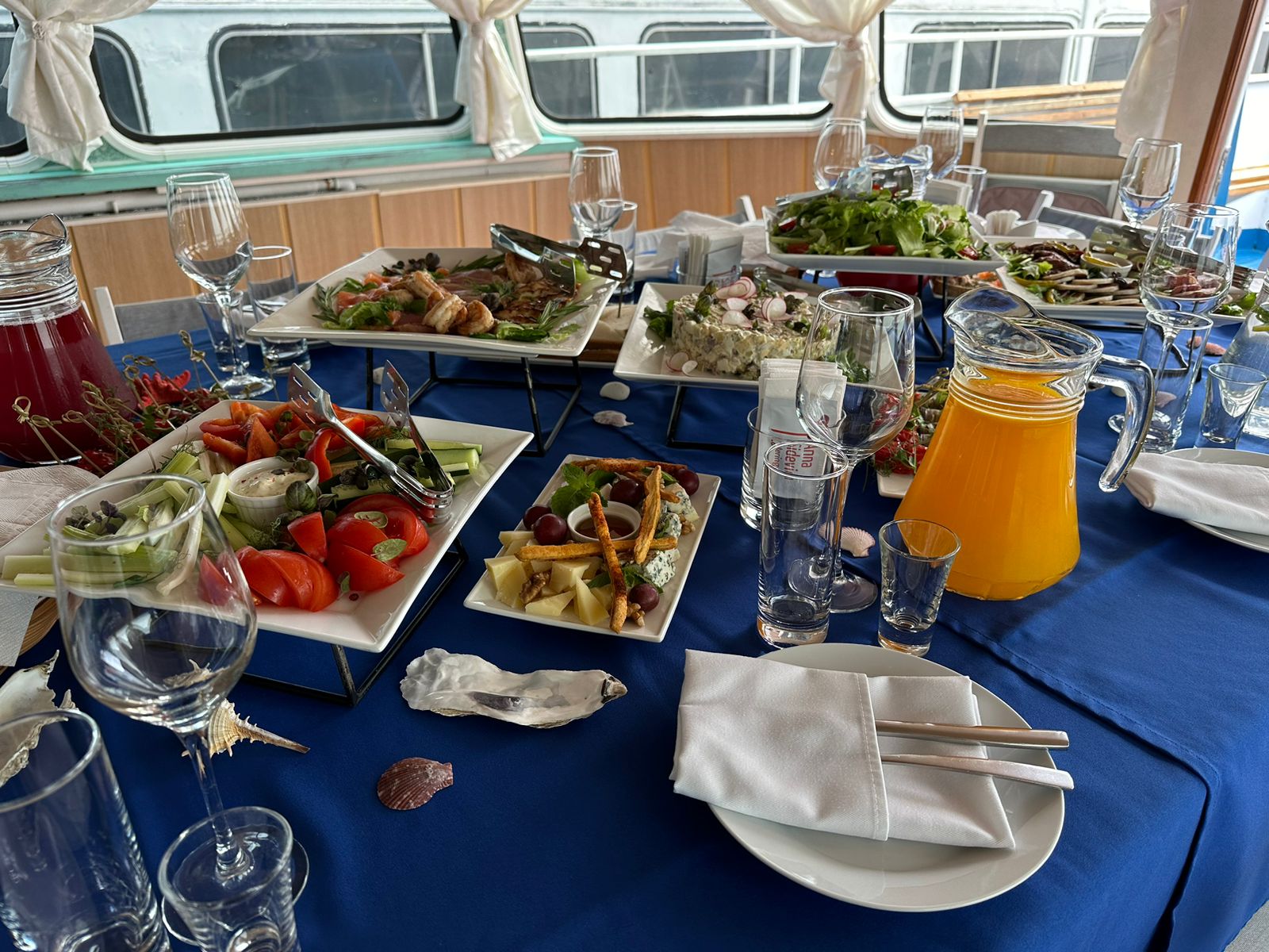 Корпоративная прогулка на нескольких парусных яхтах