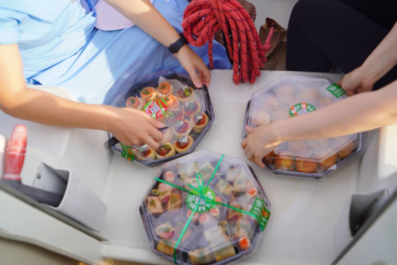 Корпоративная прогулка на нескольких парусных яхтах