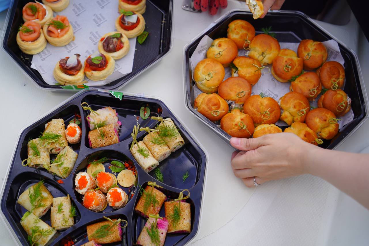 Корпоративная прогулка на нескольких парусных яхтах