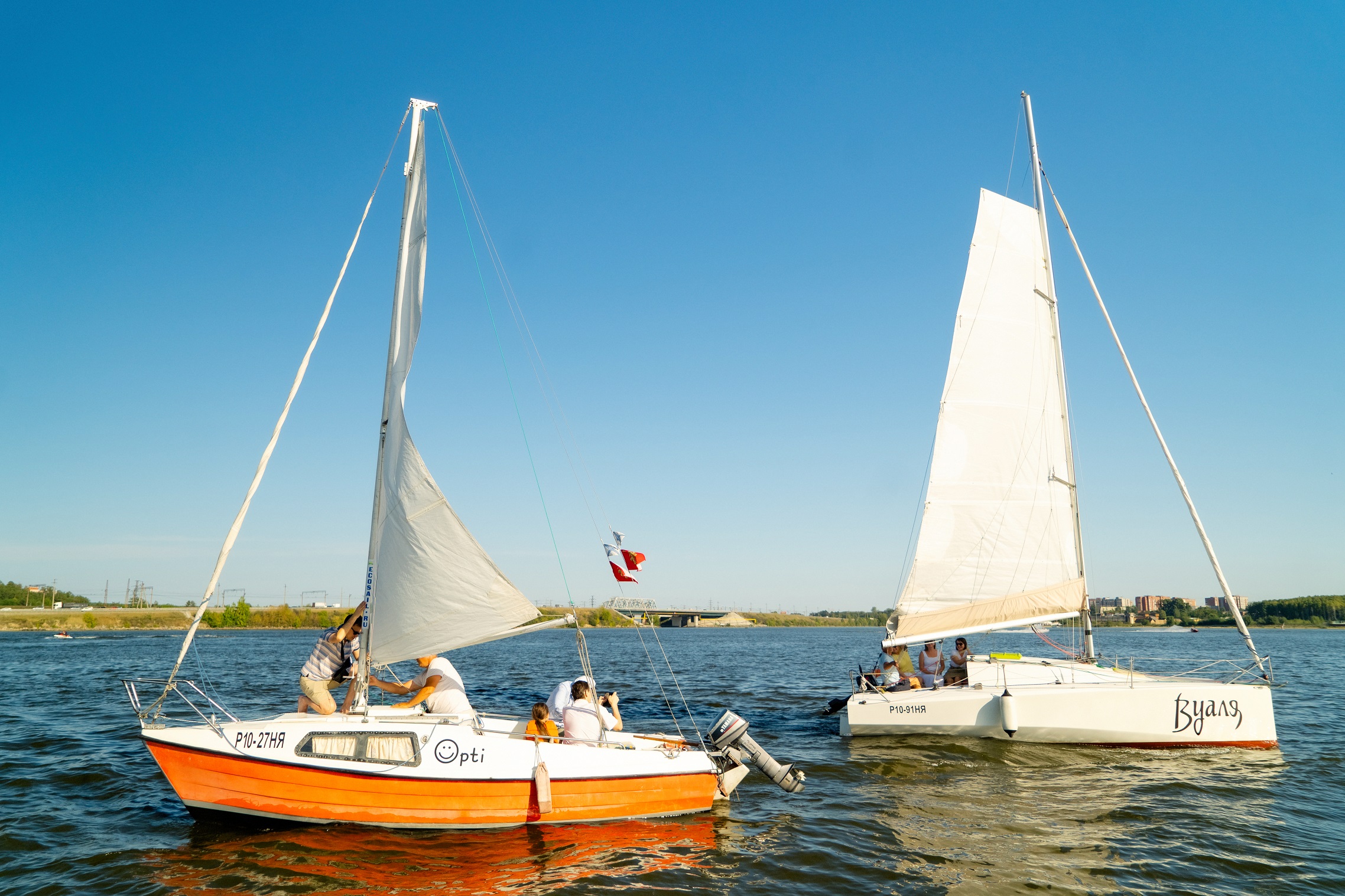 Корпоративная прогулка на нескольких парусных яхтах