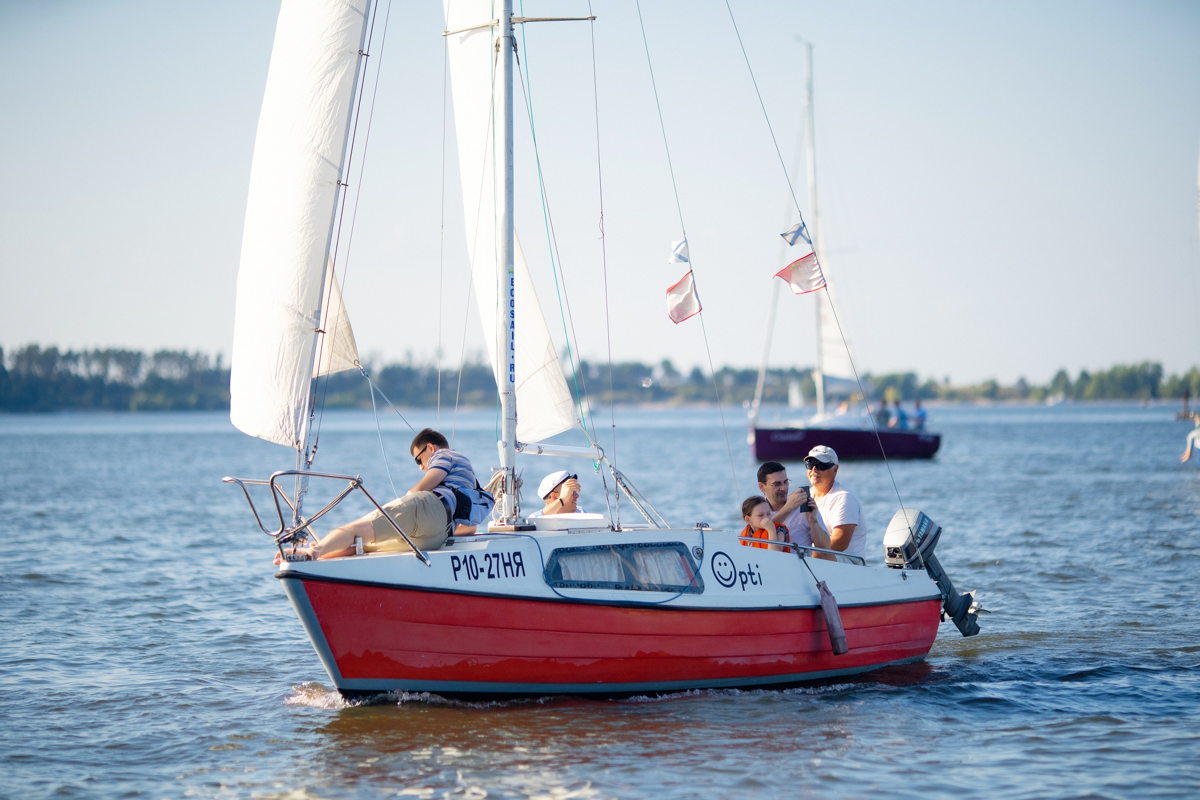 Корпоративная прогулка на нескольких парусных яхтах