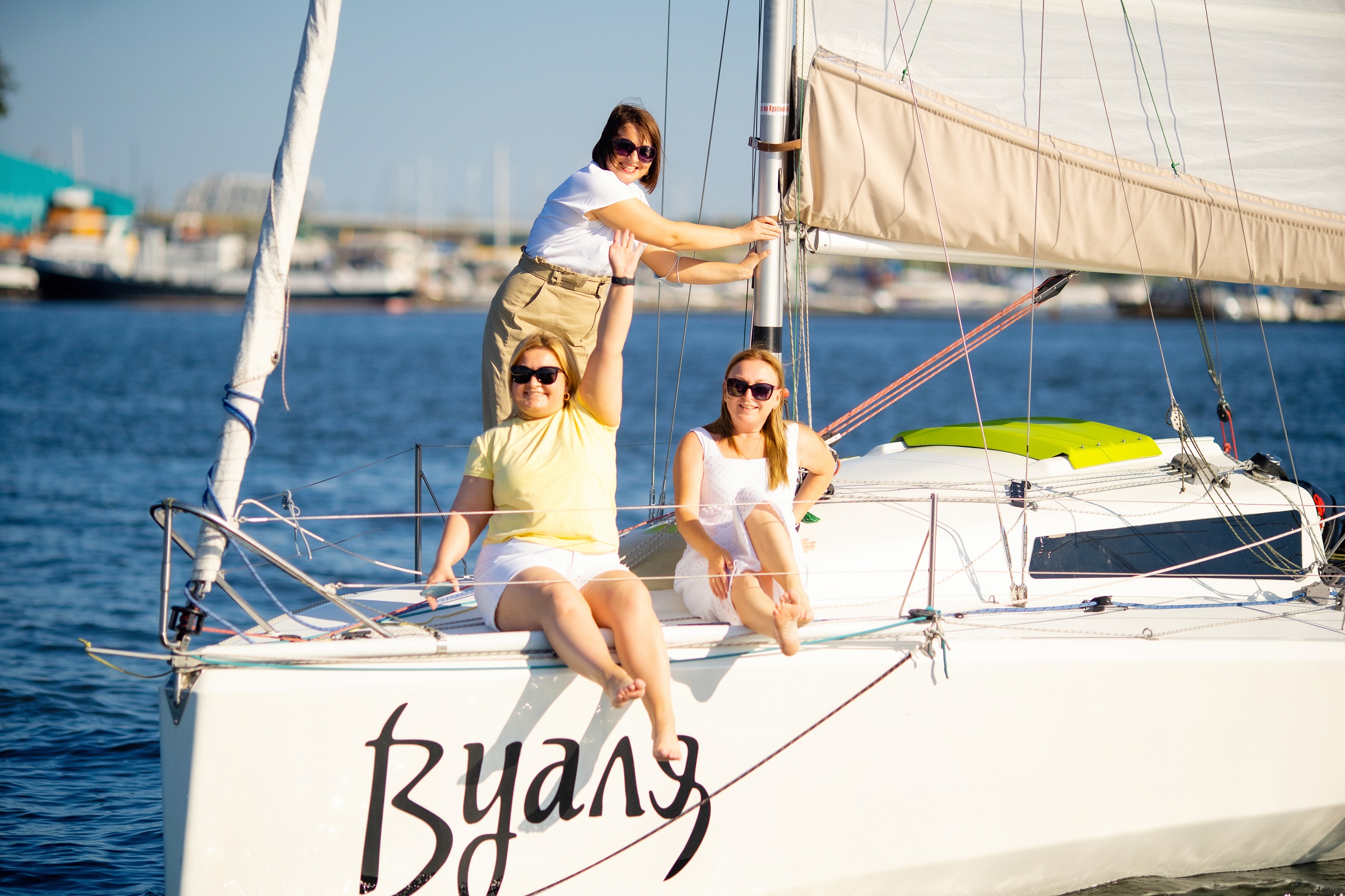 Корпоративная прогулка на нескольких парусных яхтах