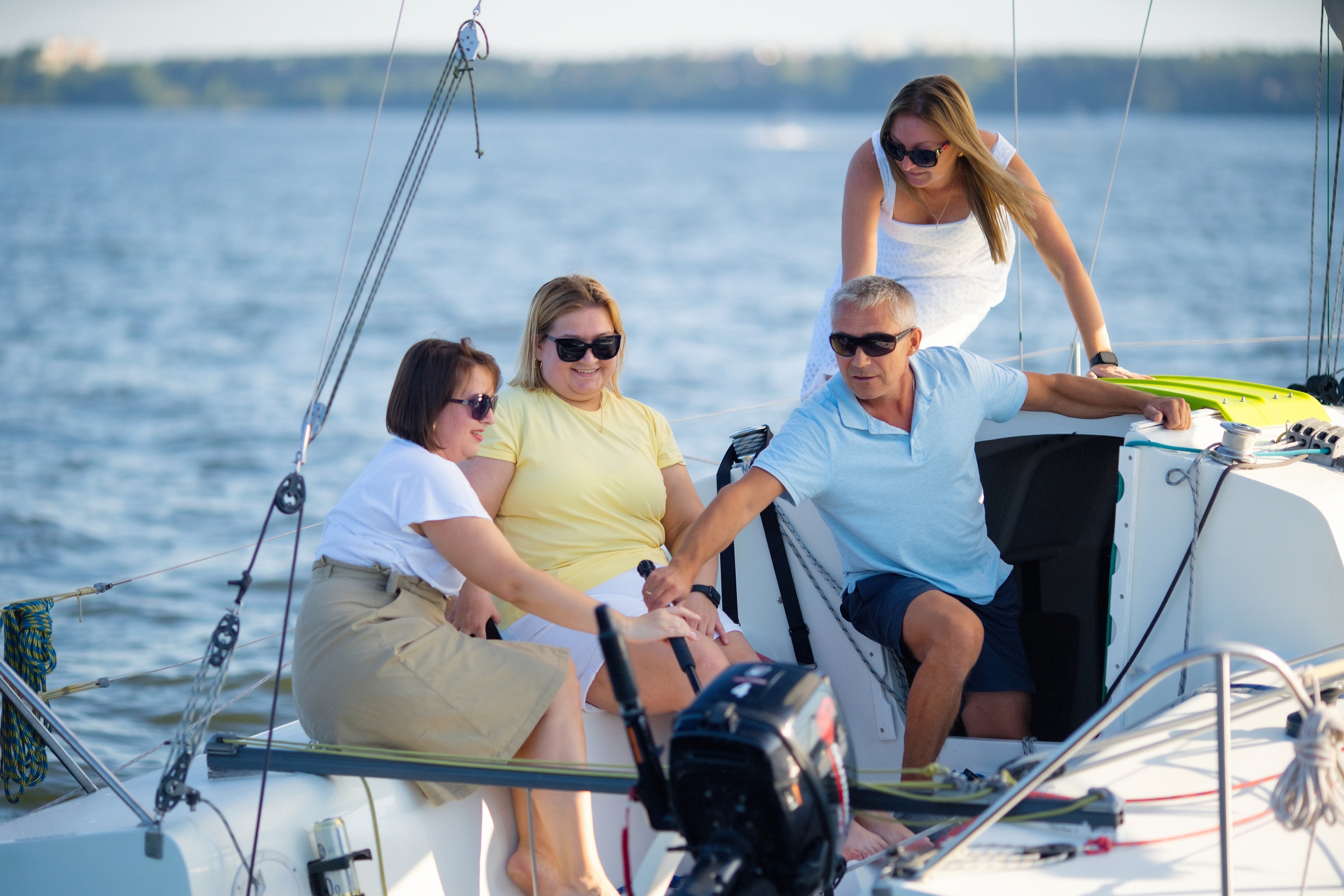 Корпоративная прогулка на нескольких парусных яхтах