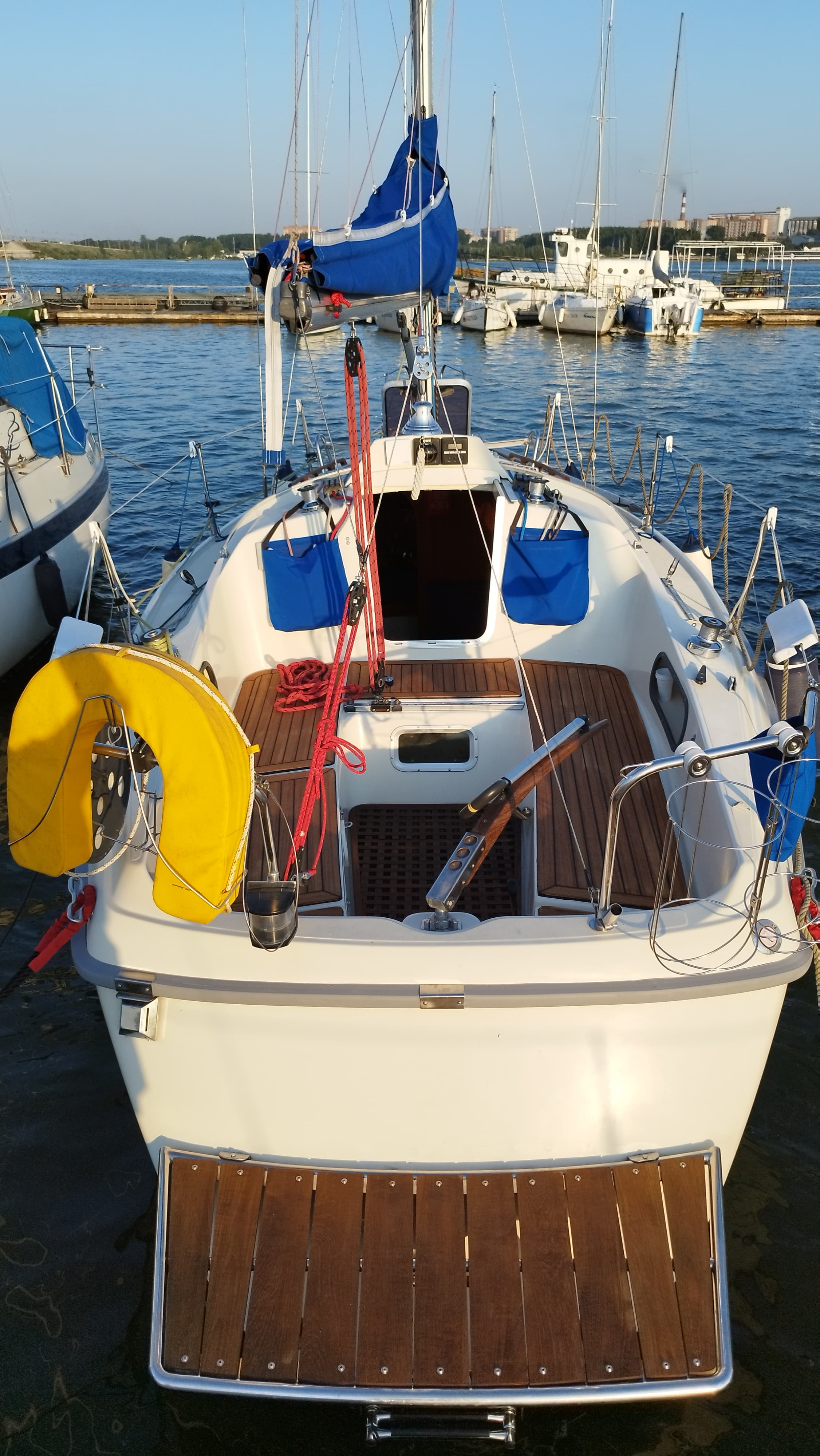 Парусная яхта Sierra.