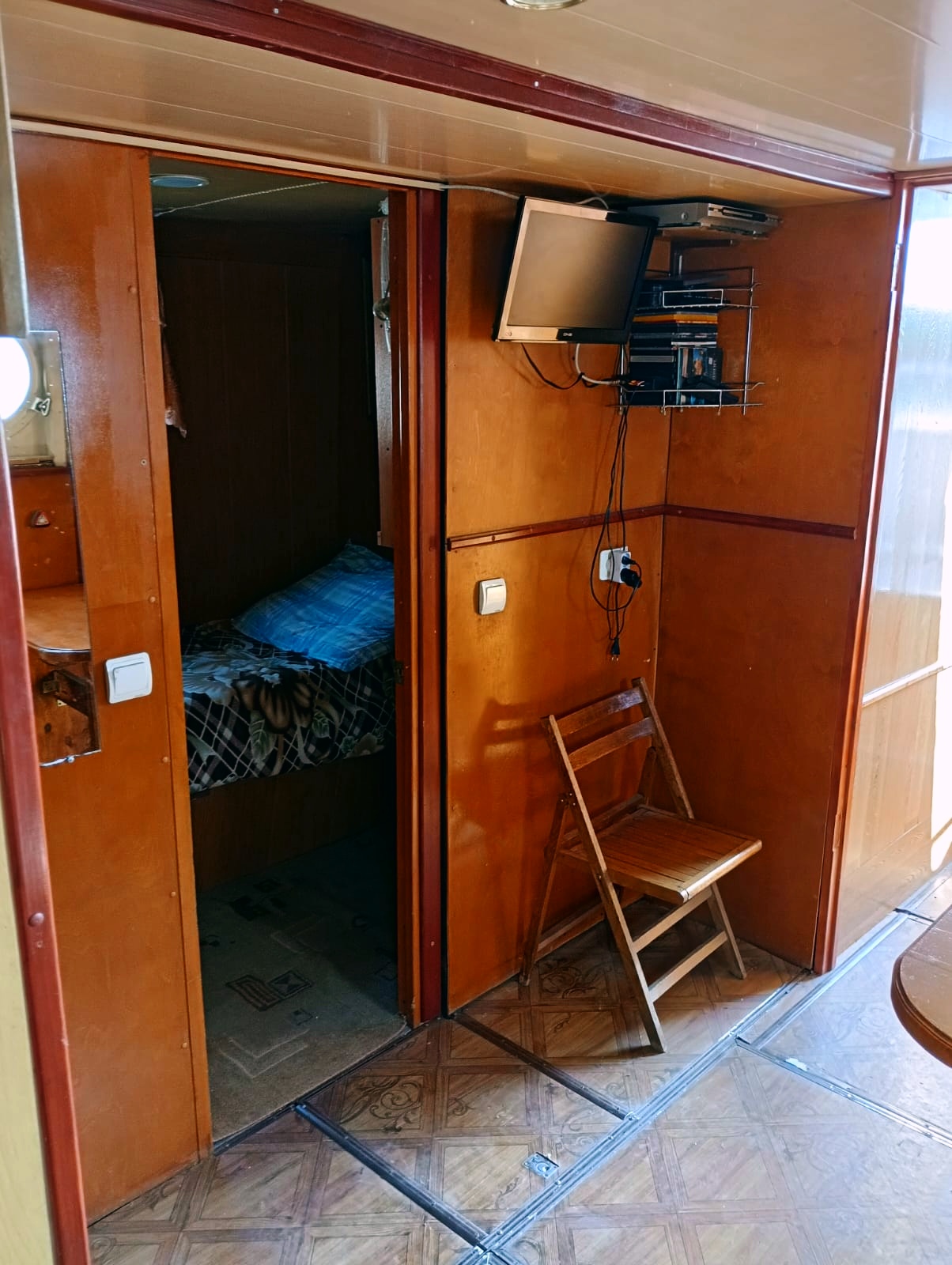 Теплоход Торос.