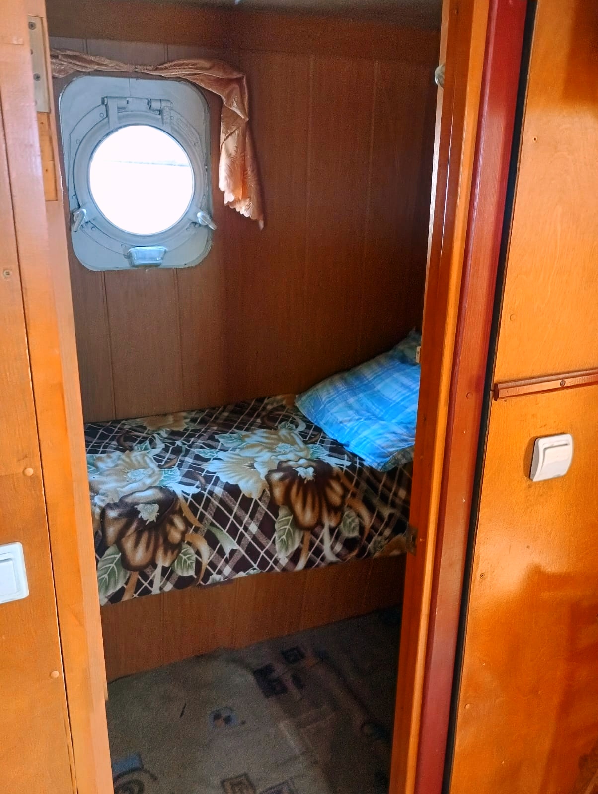 Теплоход Торос.