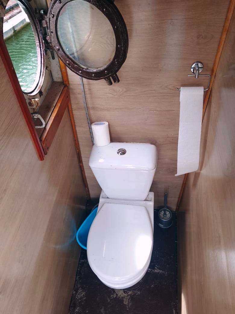 Теплоход Торос.