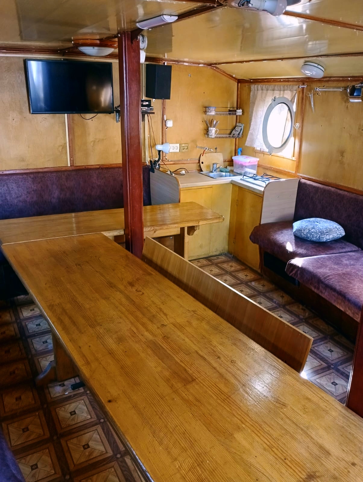 Теплоход Торос.