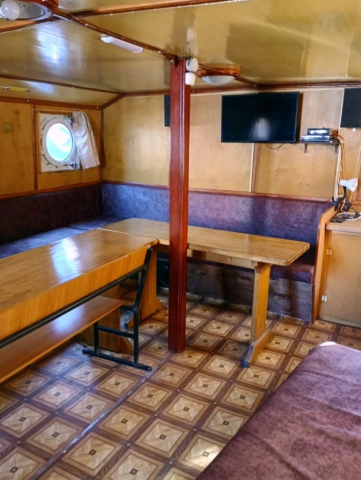 Теплоход Торос.